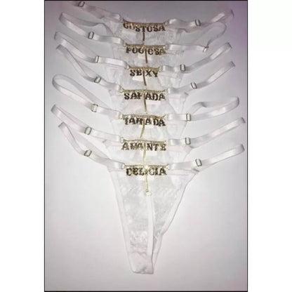 Calcinha fio dental sexy pingente, com frase em biju e detalhe de strass com regulagem plus size 36 ao 54