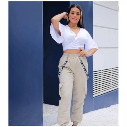 Calça Jogger Cargo Feminina Tactel com suspensório e bolsos Laterais